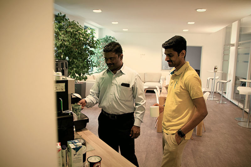 Neos IT Services, Arbeitsumgebung, Mitarbeiter an der Kaffeemaschine