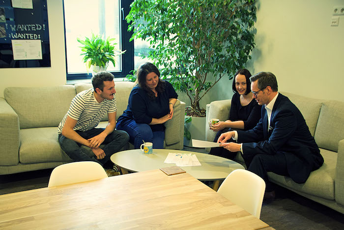 Neos IT Services, working environment, four employees in conversation